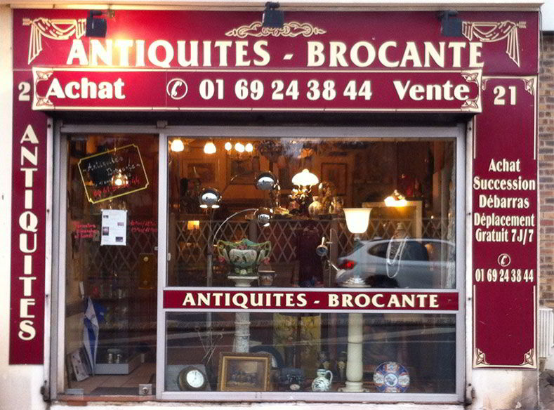 Devanture du magasin d'Antiquités Brocante Robic à Savigny-sur-Orge