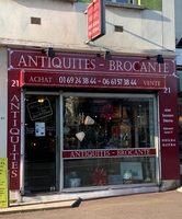 Devanture du magasin d'Antiquités Brocante Robic à Savigny-sur-Orge